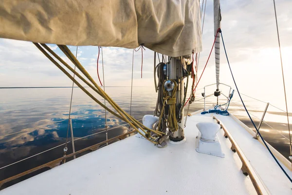 Біла Яхта Пливе Тихій Воді Заході Сонця Від Палуби Носа — стокове фото