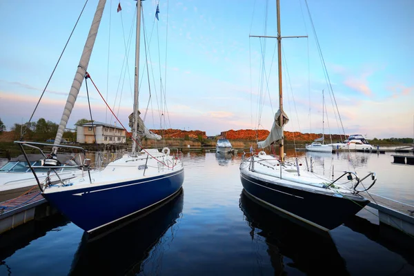 Yachten Pier Bei Sonnenuntergang Bunter Abendhimmel Mit Wolken Hafen Riga — Stockfoto