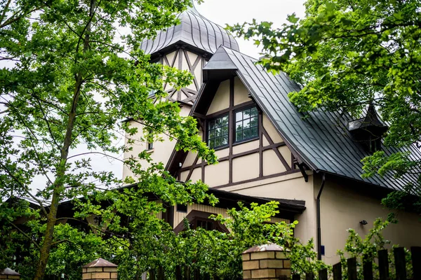 Hermosa Casa Antigua Entre Árboles Verdes Primer Plano Alemania —  Fotos de Stock