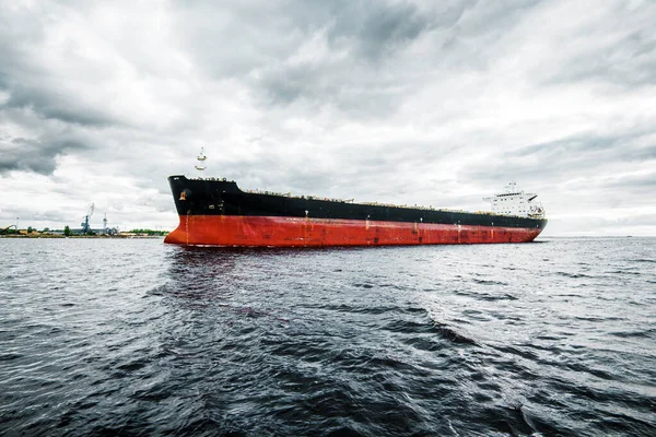 Großes Schwarzes Frachtschiff Großaufnahme Hintergrund Der Hafen Von Riga Ostsee — Stockfoto