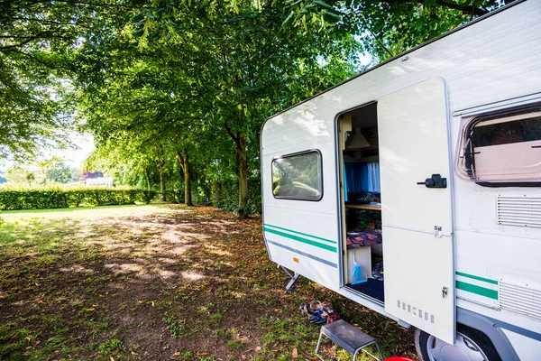 Wohnwagenanhänger Auf Einer Grünen Wiese Unter Bäumen Einem Sonnigen Sommertag — Stockfoto