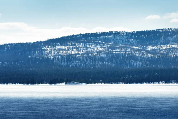 Blick Auf Den Zugefrorenen See Schneebedeckte Berge Und Nadelwald Hintergrund — Stockfoto