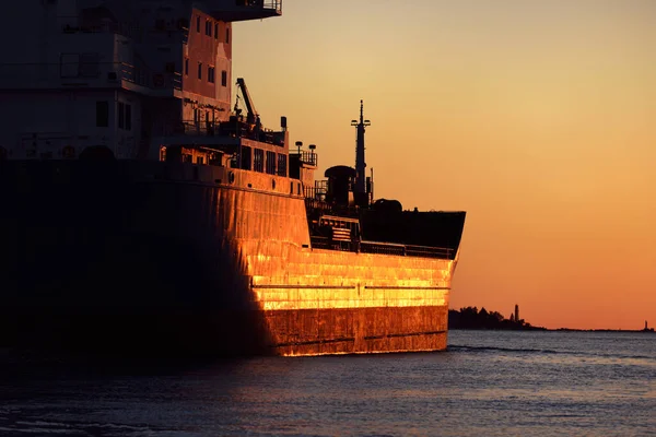 Большой Грузовой Корабль Закате Крупным Планом Маяк Заднем Плане Светлое — стоковое фото