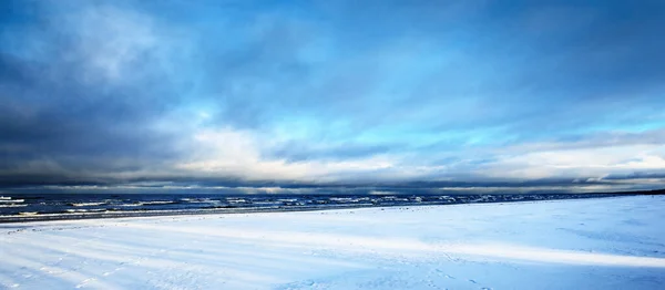 Вид Вкритого Снігом Балтійського Узбережжя Заході Сонця Затока Рига Латвія — стокове фото