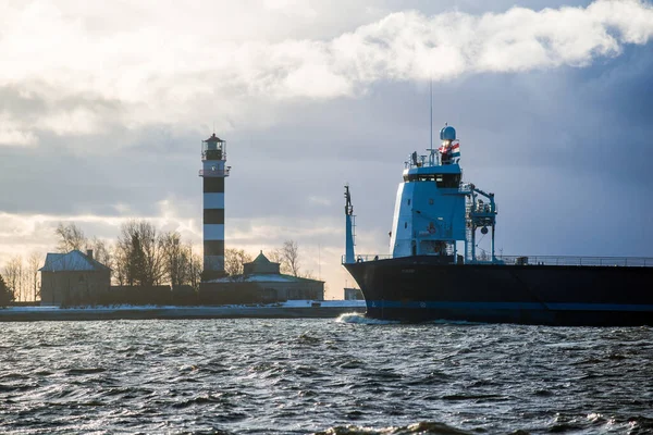 Large Blue Cargo Ship Baltic Sea Waves Stormy Clouds Lighthouse — Stock Photo, Image