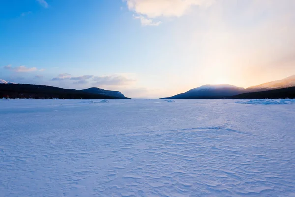 Cresta Presión Hielo Bahía Kandalaksha Atardecer Nubes Noche Coloridas Montañas —  Fotos de Stock