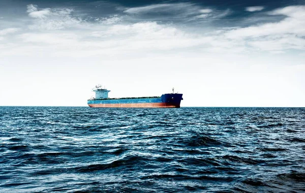 Buque Carga Bajo Cielo Azul Nublado Mar Báltico Letonia —  Fotos de Stock