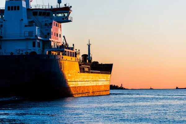 Grande Navio Carga Pôr Sol Perto Farol Fundo Riga Letónia — Fotografia de Stock