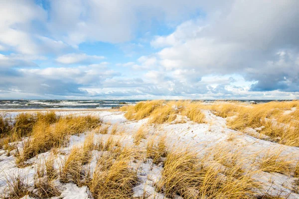 Mar Coberto Neve Dia Ensolarado Inverno Ondas Tempestuosas Frias Nuvens — Fotografia de Stock