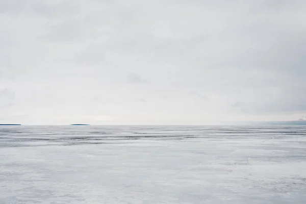 Zimowy Krajobraz Widok Zamarznięte Jezioro Pokryte Śniegiem Las Tle Burzliwe — Zdjęcie stockowe