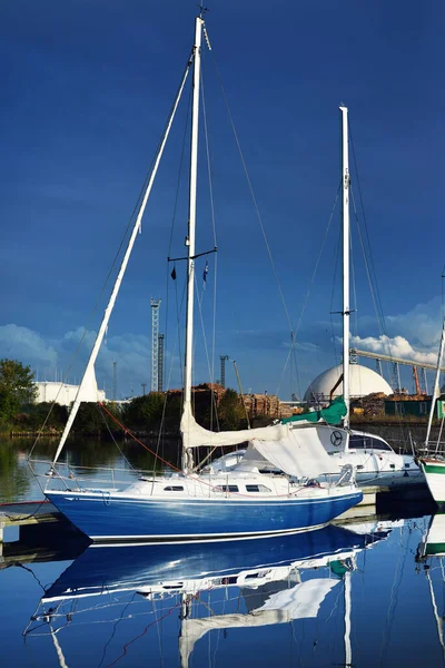 Blaue Schaluppe Getakelte Jacht Die Einem Klaren Sommertag Einem Pier — Stockfoto