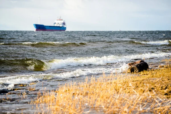 Grande Navio Carga Azul Mar Báltico Ondas Nuvens Tempestuosas Mar — Fotografia de Stock