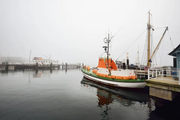 Bateaux Pêche Amarrés Une Jetée Gros Plan Gros Brouillard Matinal — Photo