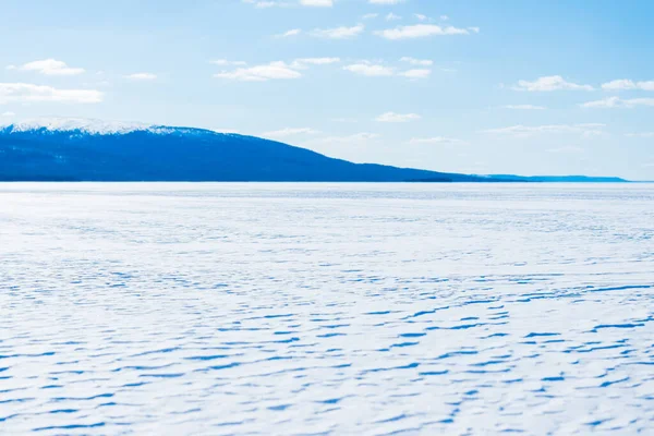 Panoramisch Uitzicht Het Bevroren Meer Met Sneeuw Bedekte Bergen Naaldbos — Stockfoto