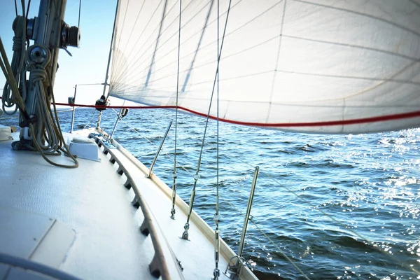 Sloop Branco Sabotou Iate Navegando Mar Báltico Aberto Dia Ensolarado — Fotografia de Stock