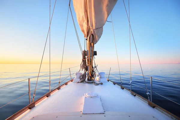 Das Ruhige Wasser Weiße Jacht Segelt Bei Sonnenuntergang Blick Vom — Stockfoto