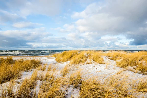 Mar Coberto Neve Dia Ensolarado Inverno Ondas Tempestuosas Frias Nuvens — Fotografia de Stock