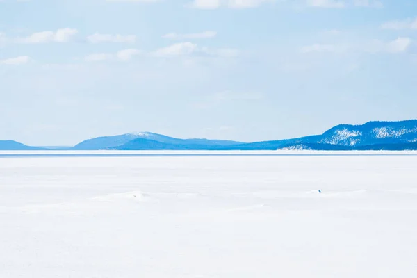 Panoramautsikt Över Den Frusna Sjön Snötäckta Berg Och Barrskog Bakgrunden — Stockfoto