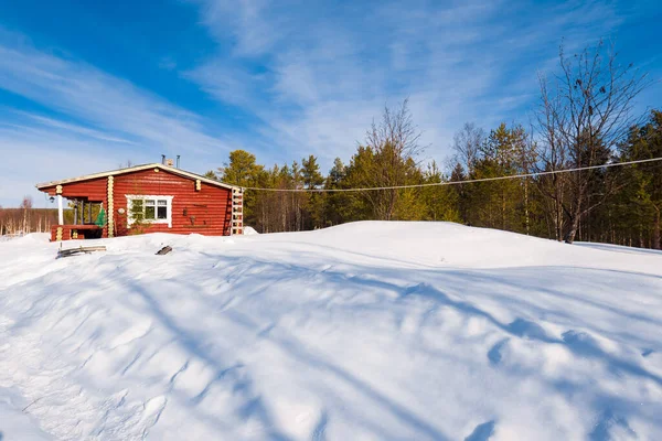 Vanha Punainen Puutalo Lumen Peittämällä Kukkulalla Lähikuva Mäntymetsä Taustalla Ihmiset — kuvapankkivalokuva