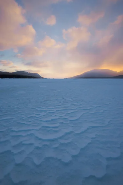 Una Vista Bahía Kandalaksha Atardecer Nubes Noche Coloridas Montañas Bosques —  Fotos de Stock