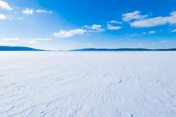 Panoramautsikt Över Den Frusna Sjön Snötäckta Berg Och Barrskog Bakgrunden — Stockfoto