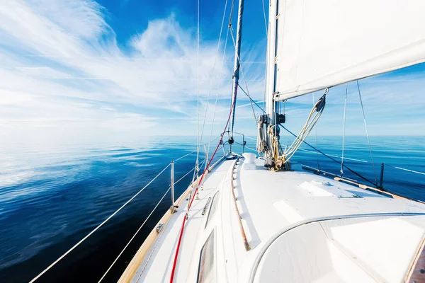 Sloop Branco Sabotou Iate Navegando Mar Báltico Aberto Dia Ensolarado — Fotografia de Stock