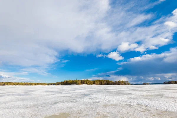 Dramatyczne Błękitne Niebo Nad Pokrytym Śniegiem Zamarzniętym Jeziorem Kuito Las — Zdjęcie stockowe