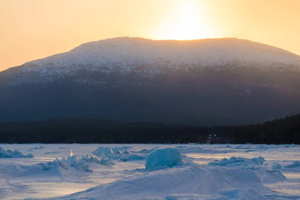 日落时分的暴风雪过后 干达拉克沙湾的冰压脊 金色的晚云科拉半岛的山脉和针叶林为背景 北极圈 俄罗斯卡累利阿 — 图库照片