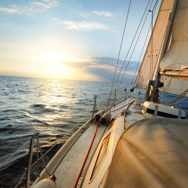 Güverteden Bir Yelkenli Yatının Pruvasına Bakın Rüzgârda Yana Yatmış — Stok fotoğraf