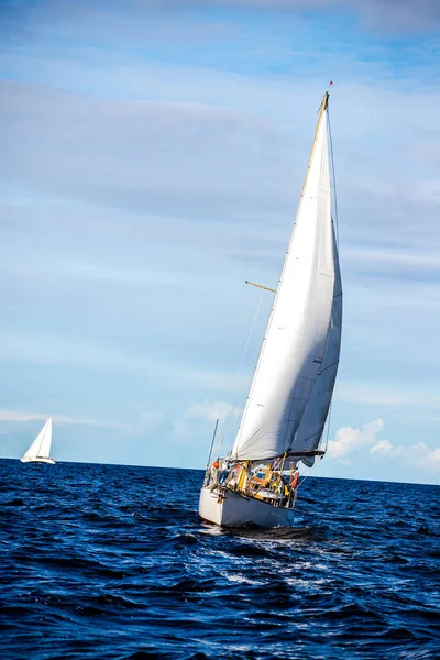 古い高価なヴィンテージ木製の帆船 ヨール のクローズアップは オープン海でセーリング アメリカのメイン州の海岸 スポーツ クルーズ レクリエーション レジャー活動 — ストック写真