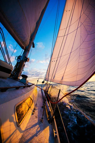 白船日落时航行 从甲板到船头和船帆的景色 波浪和云彩 波罗的海 — 图库照片