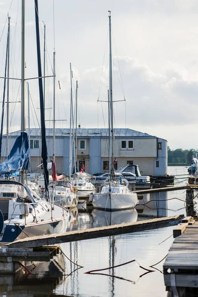 Utsikt Över Båtklubben Klar Sommardag Segelbåtar Närbild Riga Lettland — Stockfoto