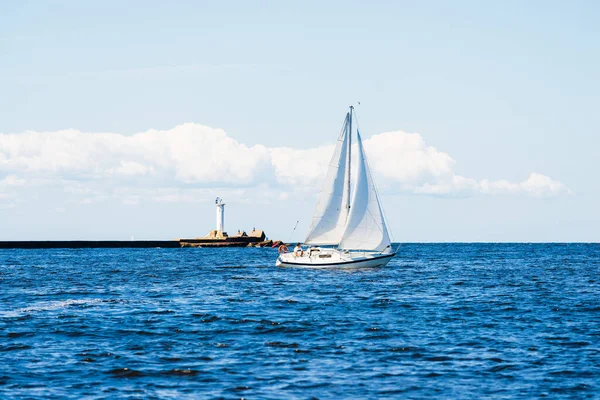 Açık Bir Günde Beyaz Yelkenli Tekneyle Denize Açılmak Arka Planda — Stok fotoğraf