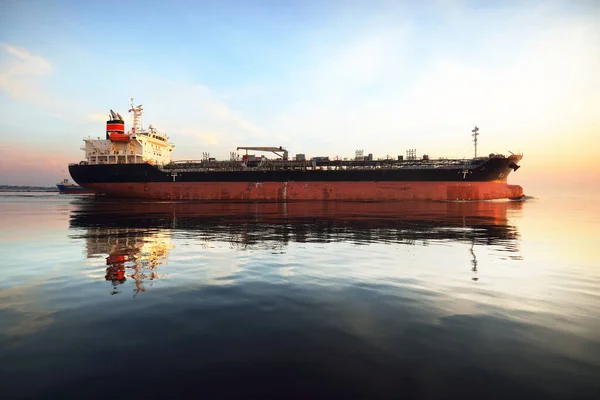 Groot Vrachtschip Bij Zonsondergang Kleurrijke Avondwolken Fel Zonlicht Oostzee Letland — Stockfoto
