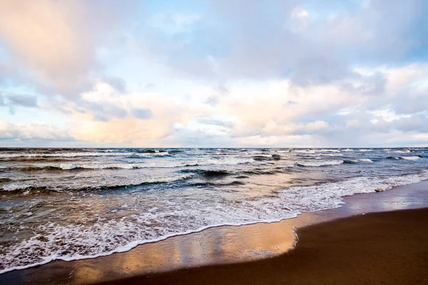 Coucher Soleil Hiver Coloré Ondes Orageuses Froides Nuages Dessus Mer — Photo