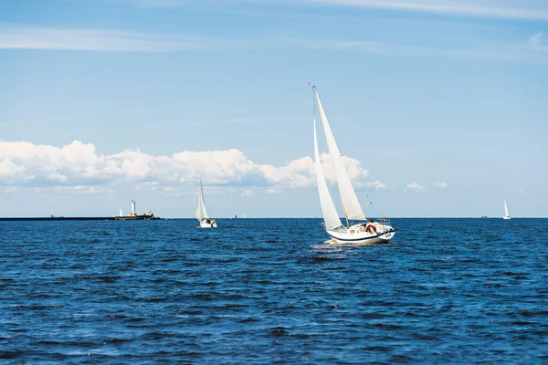 Fehér Sloop Felszerelte Jacht Vitorlázás Egy Tiszta Napon Világítótorony Háttérben — Stock Fotó