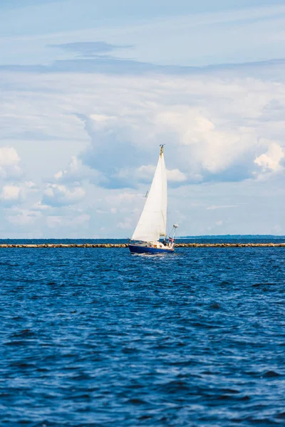 White Sloop Rigged Yacht Sailing Clear Day Lighthouse Background Cloudy — Stock Photo, Image