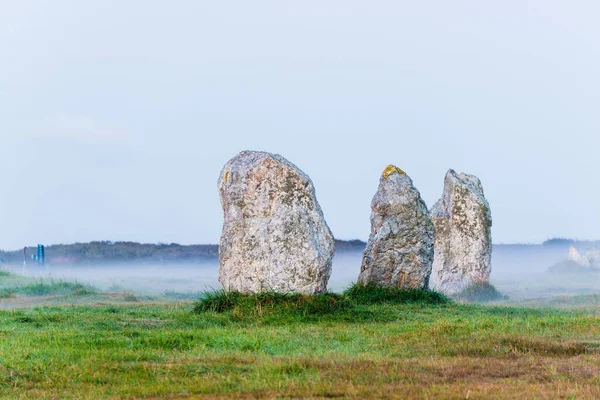 Vista Alinhamento Menhir Camaret Sur Mer Nascer Sol Névoa Matinal — Fotografia de Stock