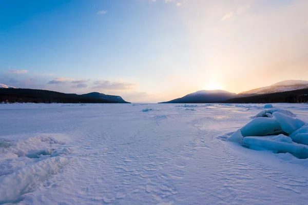 Istrycks Kandalaksha Bay Vid Solnedgången Färgglada Kvällsmoln Berg Och Barrskogar — Stockfoto