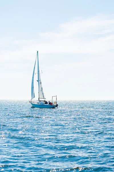 Akdeniz Güneşli Bir Günde Spanya Beyaz Yelkenli Dolu Bir Yat — Stok fotoğraf