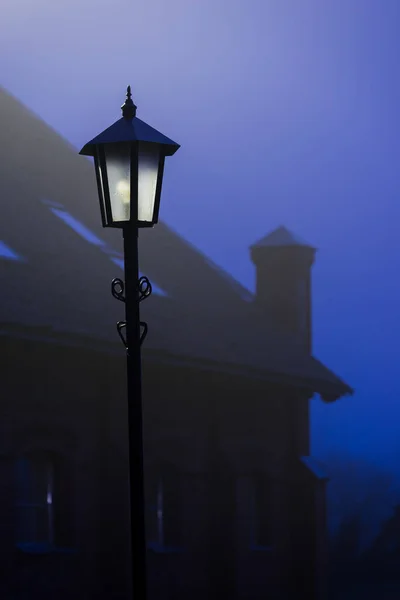 Ochtendmist Een Kasteelmuur Straatlantaarn Close Jaunmoku Pils Letland — Stockfoto