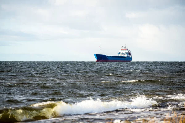 バルト海の大きな青い貨物船 波と嵐の雲 バルト海 ラトビア — ストック写真