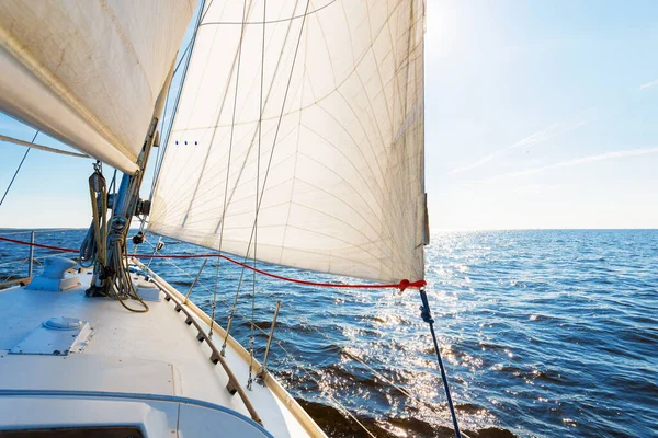 在晴朗的晴天 白色的小船在波罗的海的一个开阔海域航行 从甲板到船头的景色 桅杆和帆 浪花和水花四溅 爱沙尼亚 — 图库照片
