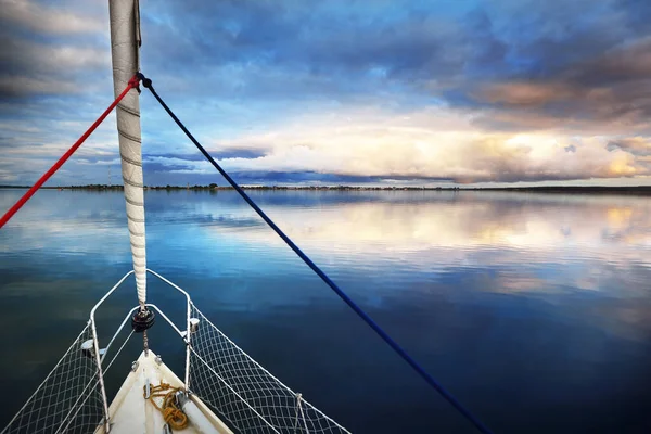 White Yacht Sailing Sunset View Deck Bow Dramatic Sky Glowing — Stock Photo, Image