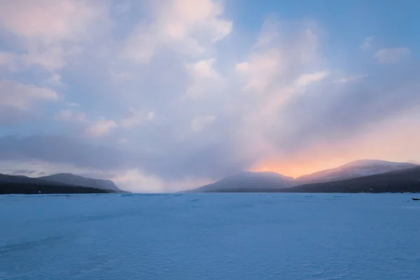 Eisdruckkamm Der Kandalaksha Bucht Bei Sonnenuntergang Bunte Abendwolken Hintergrund Berge — Stockfoto