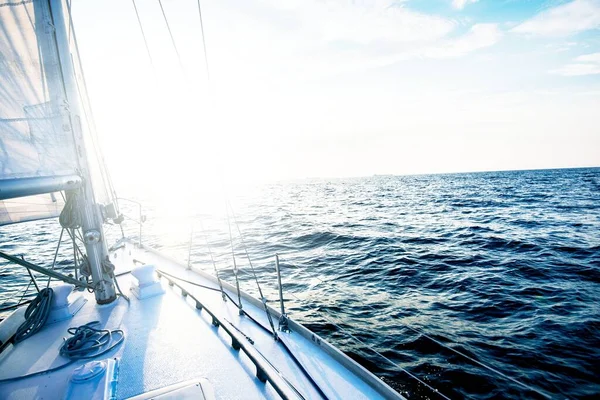Gün Batımında Denize Açılacağız Yat Güvertesinden Pruva Yelkenlere Bir Manzara — Stok fotoğraf