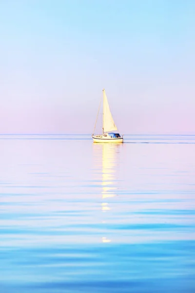 White Sloop Rigged Yacht Sailing Open Baltic Sea Sunset Reflections — Stock Photo, Image