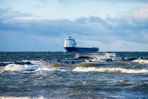 Grande Nave Carico Blu Nel Mar Baltico Onde Nuvole Tempestose — Foto Stock