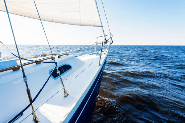 Біла Яхта Пливе Відкритому Балтійському Морі Ясний День Вигляд Палуби — стокове фото