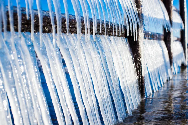 Cubierto Nieve Viejo Muelle Oxidado Día Soleado Claro Fragmentos Hielo —  Fotos de Stock